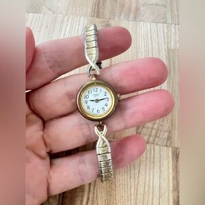 Vintage dainty pulsar ladies gold tone watch NEW BATTERY